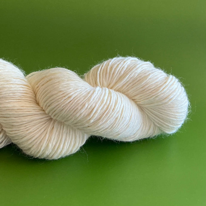 Elitespun Essentials 100% Merino single ply Superwash Yarn (Worsted)